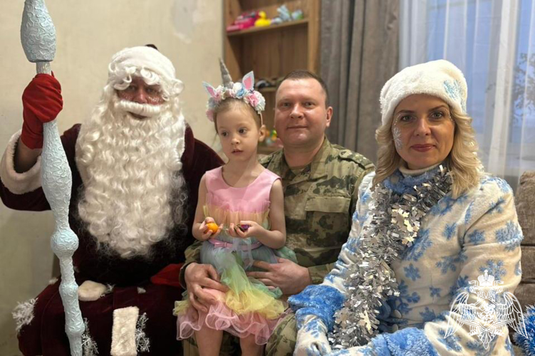В Красноярском крае Дед Мороз и Снегурочка Росгвардии поздравили детей своих коллег с наступающим Новым годом