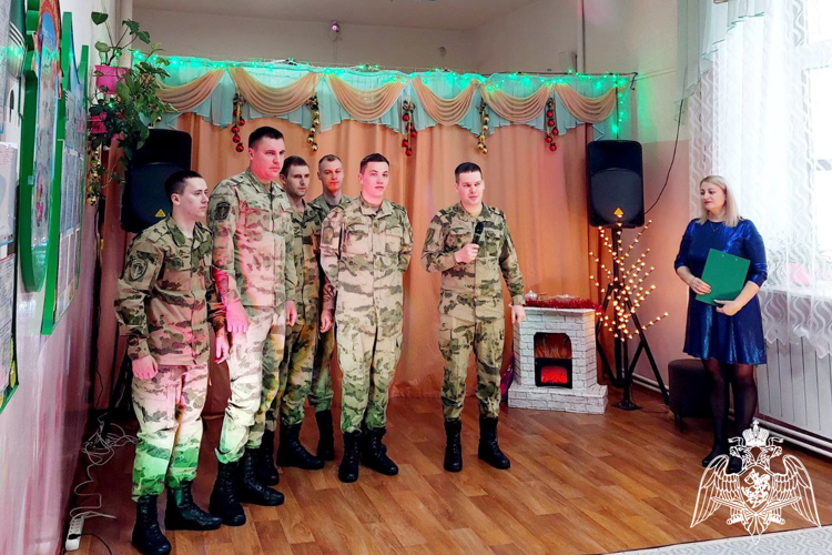 Зеленогорские военнослужащие Росгвардии поздравили воспитанников детского дома с праздниками