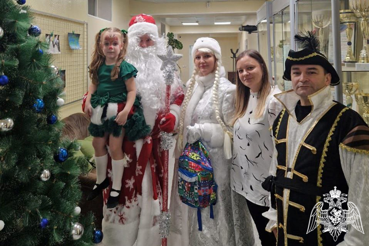 В Красноярском крае Дед Мороз и Снегурочка Росгвардии поздравили детей своих коллег с наступающим Новым годом