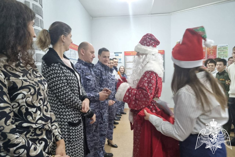 Дудинские подшефные класса Росгвардии поздравили своих наставников с Новым годом!