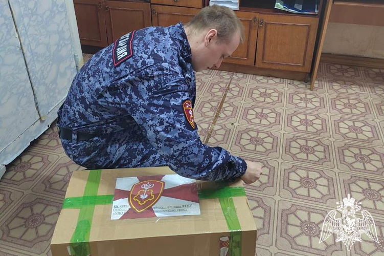 Посылки в район спецоперации помогли собрать назаровские росгвардейцы 