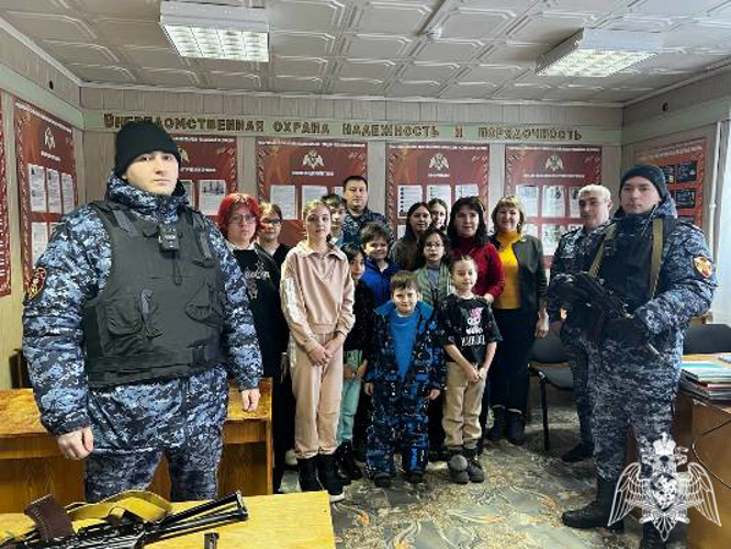 В Красноярском крае сотрудники Росгвардии в преддверии памятного события провели «День открытых дверей»