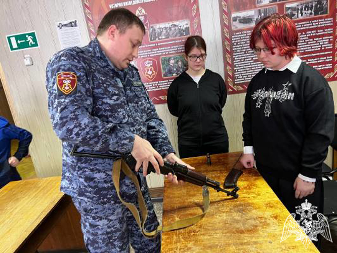 В Красноярском крае сотрудники Росгвардии в преддверии памятного события провели «День открытых дверей»