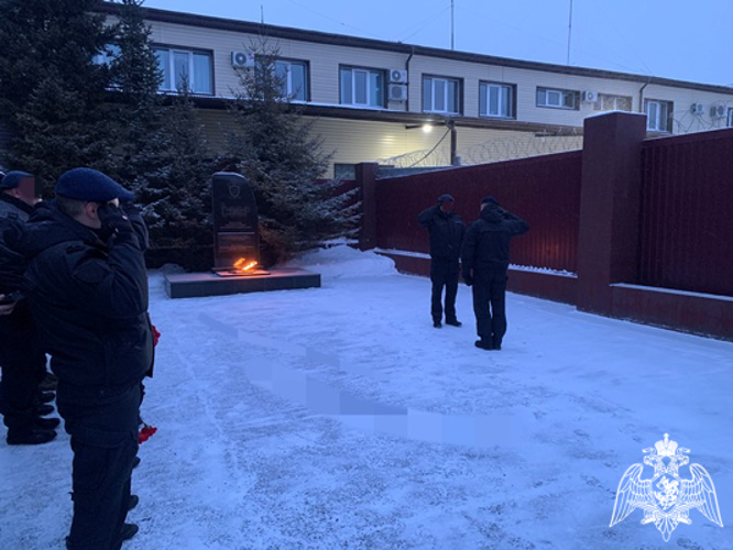 В Красноярске сотрудники спецназа Росгвардии почтили память своего боевого товарища