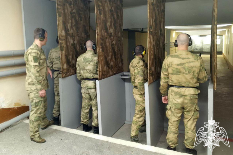 В Железногорске военнослужащие Красноярского соединения Росгвардии состязались в соревнованиях по зимнему военно-спортивному троеборью