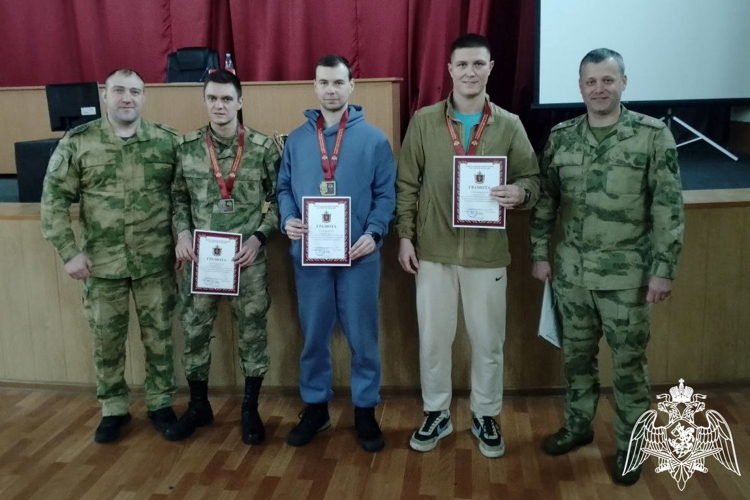 В Железногорске военнослужащие Красноярского соединения Росгвардии состязались в соревнованиях по зимнему военно-спортивному троеборью