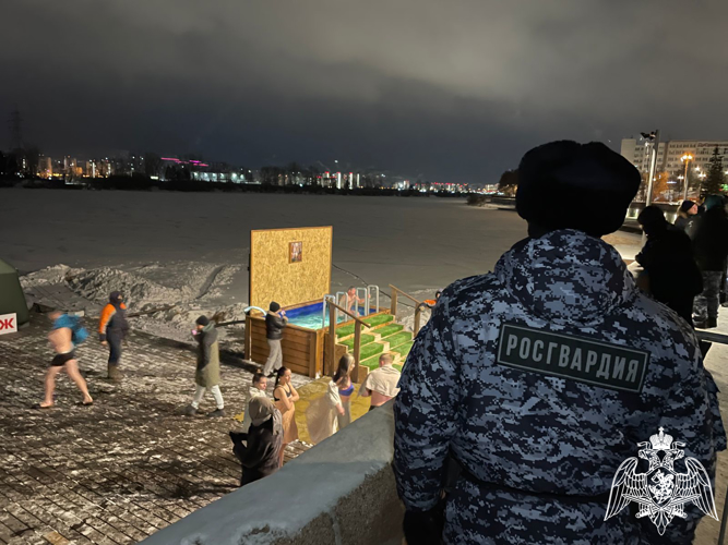 Красноярские росгвардейцы обеспечили охрану порядка во время крещенских праздников