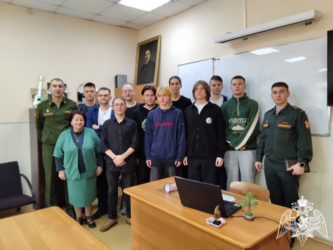 Военнослужащий Красноярского соединения Росгвардии встретился со студентами музыкантами