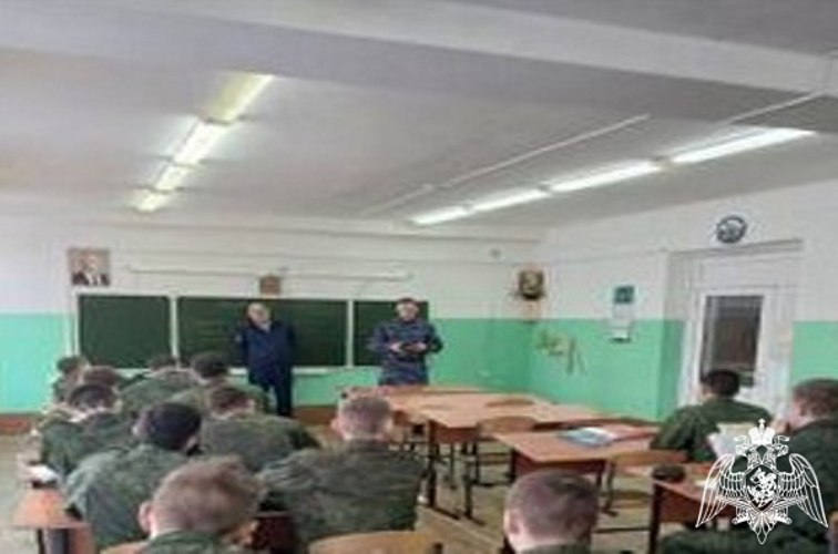 Ветеран и сотрудники вневедомственной охраны Росгвардии провели в образовательных учреждениях уроки мужества, посвящённые Сталинградской битве
