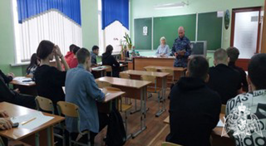 Ветеран и сотрудники вневедомственной охраны Росгвардии провели в образовательных учреждениях уроки мужества, посвящённые Сталинградской битве
