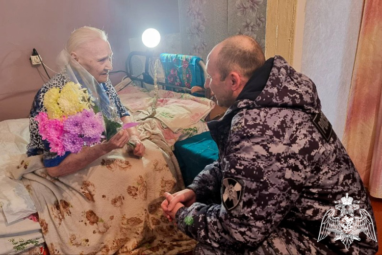 Росгвардейцы в Красноярском крае вручили медаль к 80-летию Великой Победы труженице тыла
