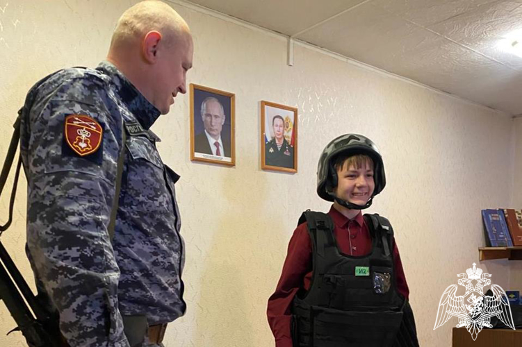 Иланские школьники побывали в гостях у росгвардейцев 