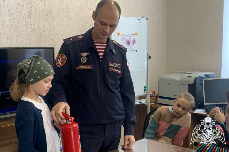 Офицер Росгвардии рассказал учащимся воскресной школы о пожарной безопасности 