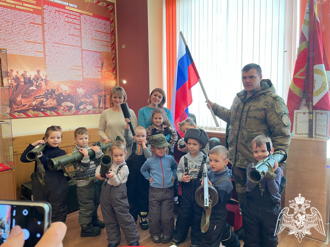Зеленогорские дошколята побывали в гостях у росгвардейцев