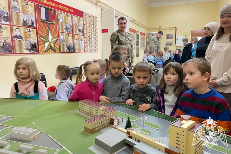 Зеленогорские дошколята побывали в гостях у росгвардейцев