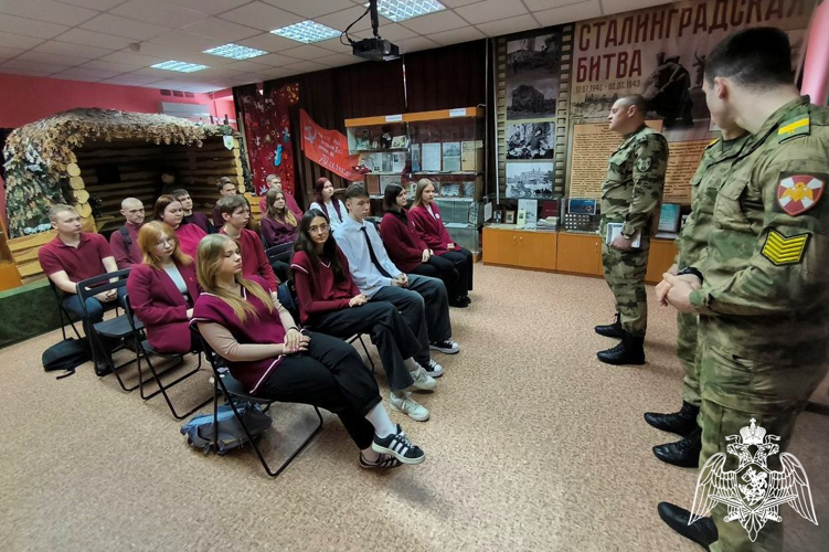 В Железногорске курсанты военного института Росгвардии проводят профориентационные занятия со школьниками