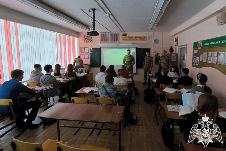 В Железногорске курсанты военного института Росгвардии проводят профориентационные занятия со школьниками