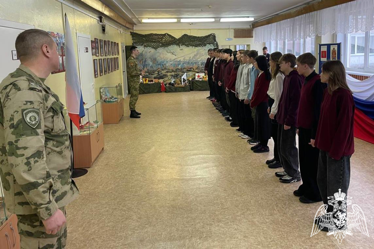 В Железногорске курсанты военного института Росгвардии проводят профориентационные занятия со школьниками