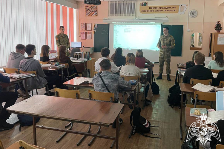В Железногорске курсанты военного института Росгвардии проводят профориентационные занятия со школьниками