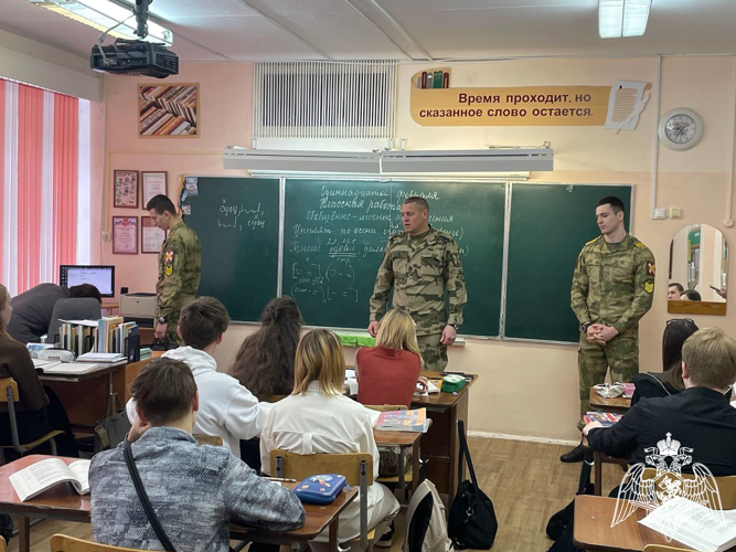 В Железногорске курсанты военного института Росгвардии проводят профориентационные занятия со школьниками