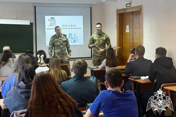 В Железногорске курсанты военного института Росгвардии проводят профориентационные занятия со школьниками