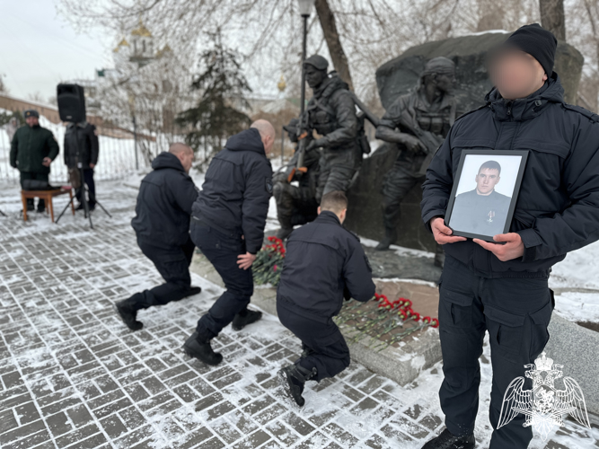 В Красноярске сотрудники Росгвардии почтили память товарищей, погибших при исполнении служебного долга