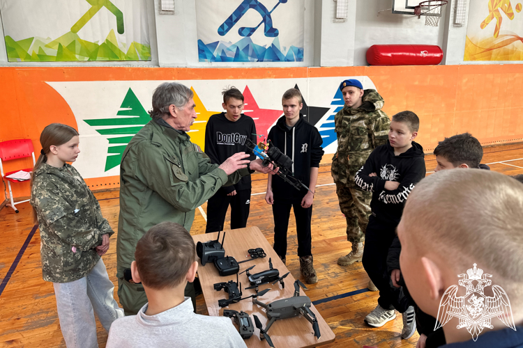 Сотрудники и ветераны спецподразделения Росгвардии познакомили емельяновских школьников со своей службой