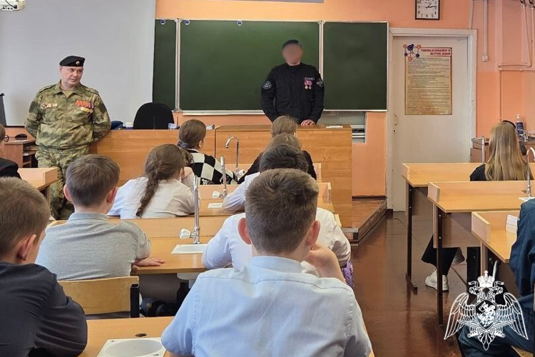В Норильске сотрудник спецподразделения Росгвардии встретился с учащимися школы