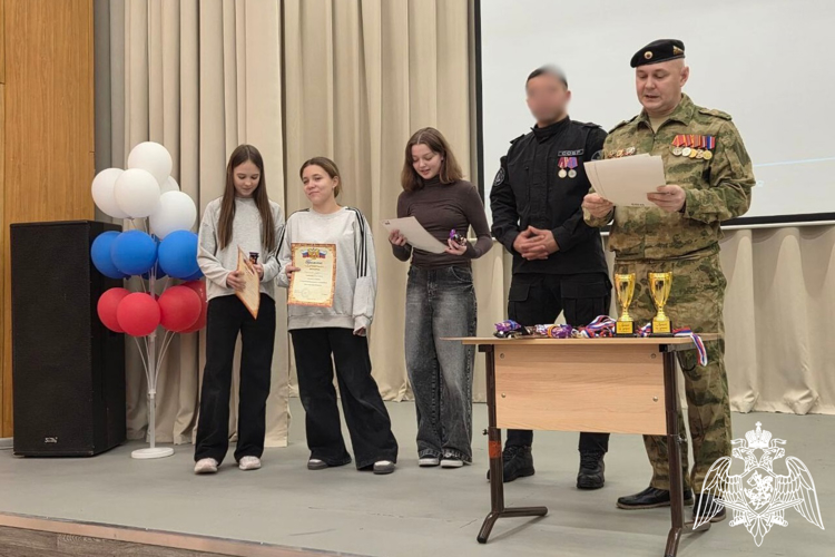 В Норильске сотрудник спецподразделения Росгвардии встретился с учащимися школы