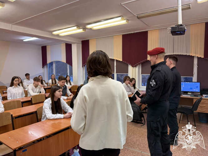 Сотрудники спецподразделения Росгвардии провели урок Мужества, посвященный памяти воинов-интернационалистов
