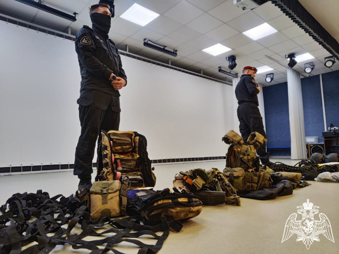 В Сосновоборске сотрудники спецподразделения Росгвардии провели Урок мужества со школьниками