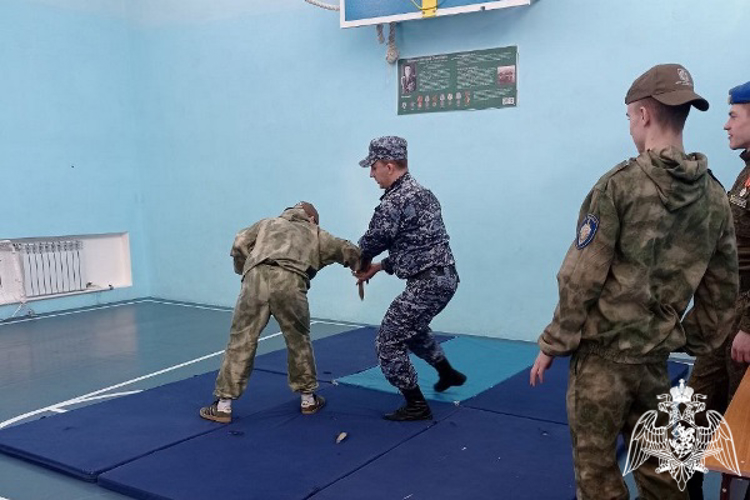 В Шарыпово сотрудники Росгвардии провели для школьников мастер-класс по военной подготовке