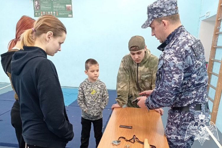 В Шарыпово сотрудники Росгвардии провели для школьников мастер-класс по военной подготовке