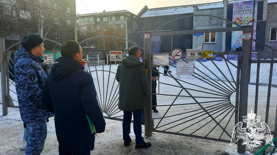 В Красноярске сотрудники Росгвардии проверили безопасность образовательных учреждений