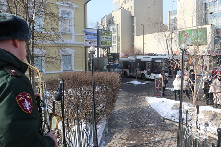 Росгвардейцы поздравили красноярок с наступающим праздником