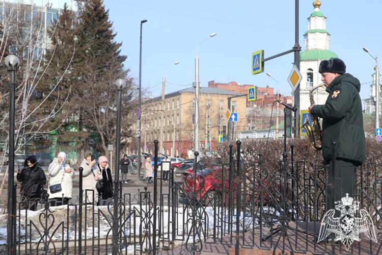 Росгвардейцы поздравили красноярок с наступающим праздником