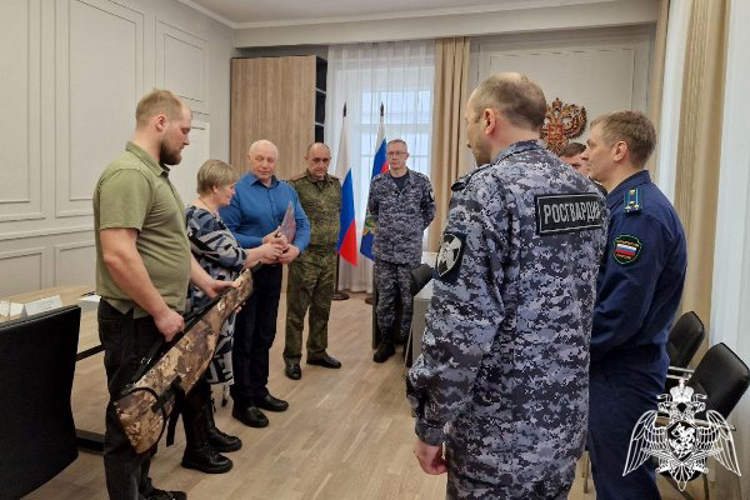 Росгвардейцы передали ружье павшего Героя России его семье в Красноярском крае
