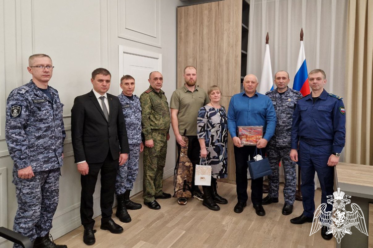 Росгвардейцы передали ружье павшего Героя России его семье в Красноярском крае