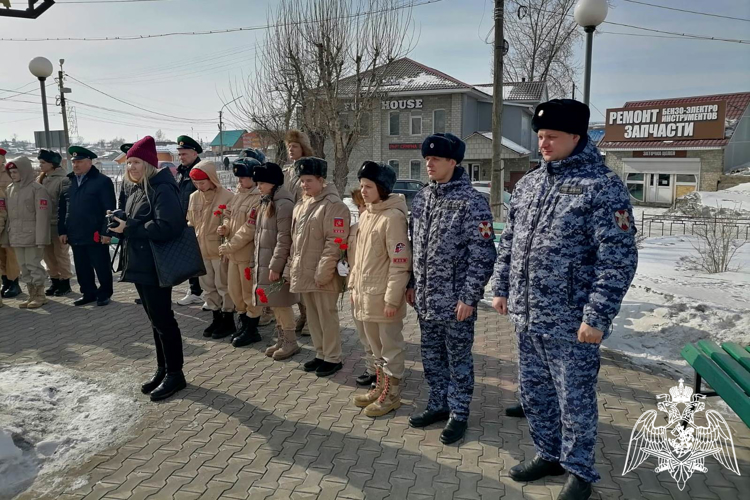 Ужурские росгвардейцы почтили память погибших  советских пограничников 