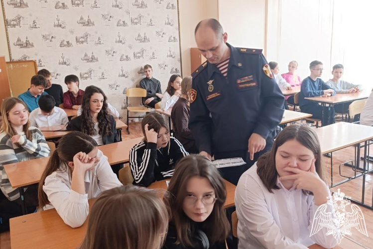 В Сосновоборске офицер Росгвардии рассказал школьникам о ведомственных вузах