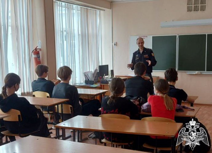 В Сосновоборске офицер Росгвардии рассказал школьникам о ведомственных вузах