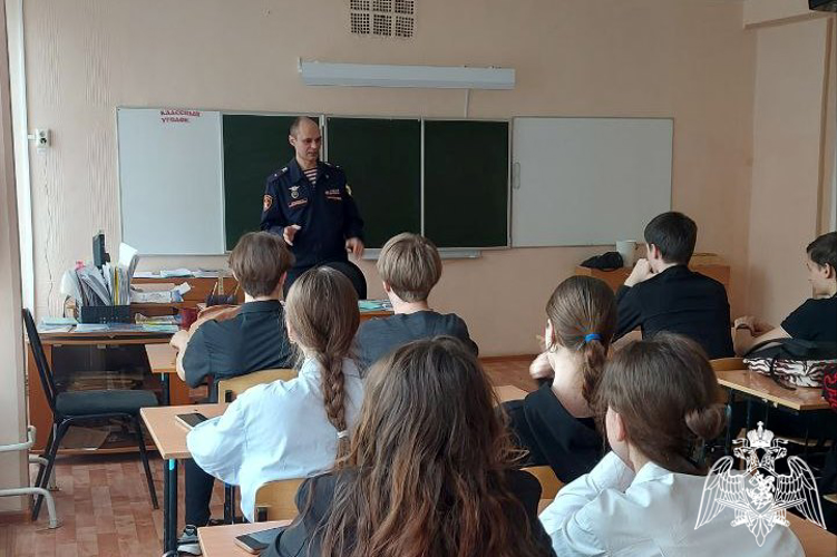 В Сосновоборске офицер Росгвардии рассказал школьникам о ведомственных вузах