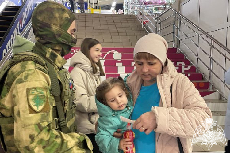 Военнослужащие Росгвардии провели праздничный флешмоб для зеленогорцев