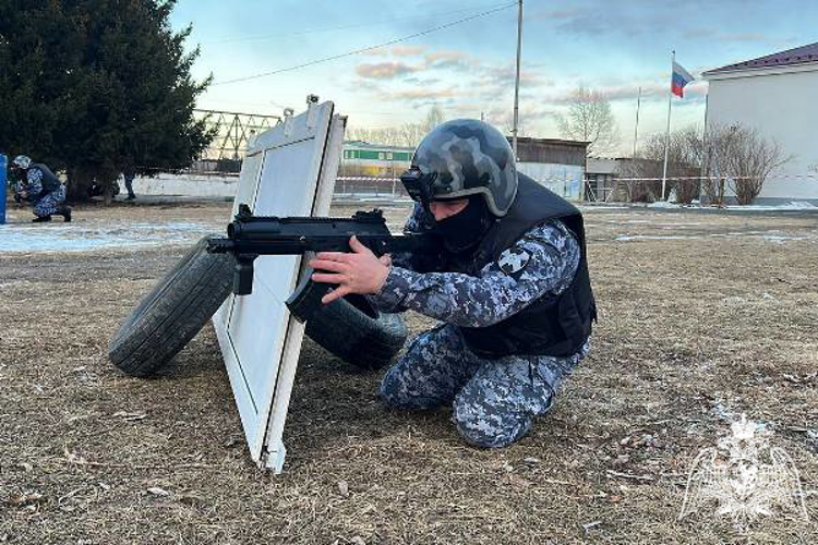 Шарыповские росгвардейцы сразились в военно-тактической игре с учащимися