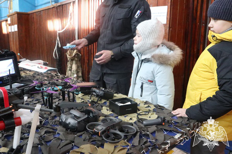 В Красноярске победители конкурса детского рисунка посетили СОБР Росгвардии