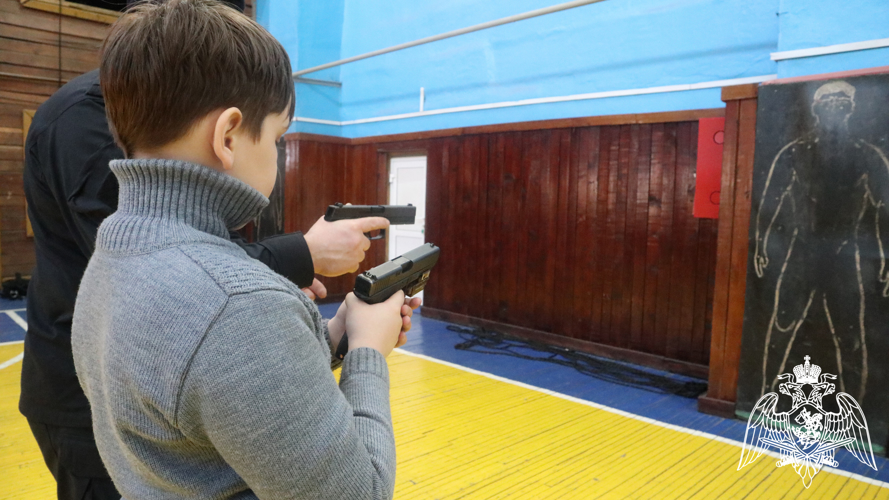 В Красноярске победители конкурса детского рисунка посетили СОБР Росгвардии
