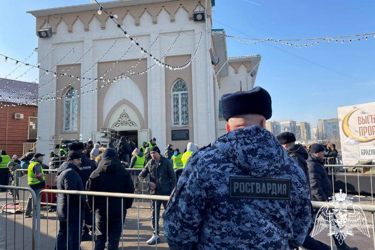 Сотрудники Управления Росгвардии по Красноярскому краю обеспечили охрану правопорядка во время выставки реликвий Пророка Мухаммада