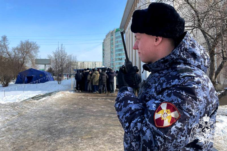 Сотрудники Управления Росгвардии по Красноярскому краю обеспечили охрану правопорядка во время выставки реликвий Пророка Мухаммада