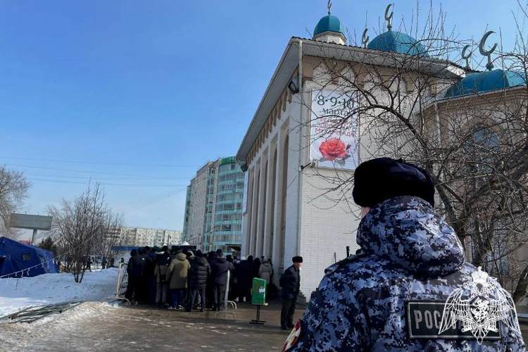 Сотрудники Управления Росгвардии по Красноярскому краю обеспечили охрану правопорядка во время выставки реликвий Пророка Мухаммада