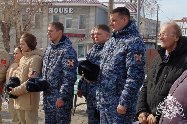 Ужурские росгвардейцы почтили память погибших  советских пограничников 